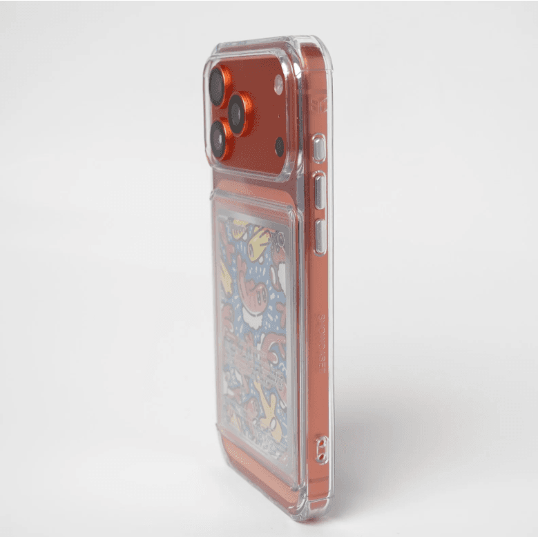 Vue 3/4 — coque transparente avec iPhone orange