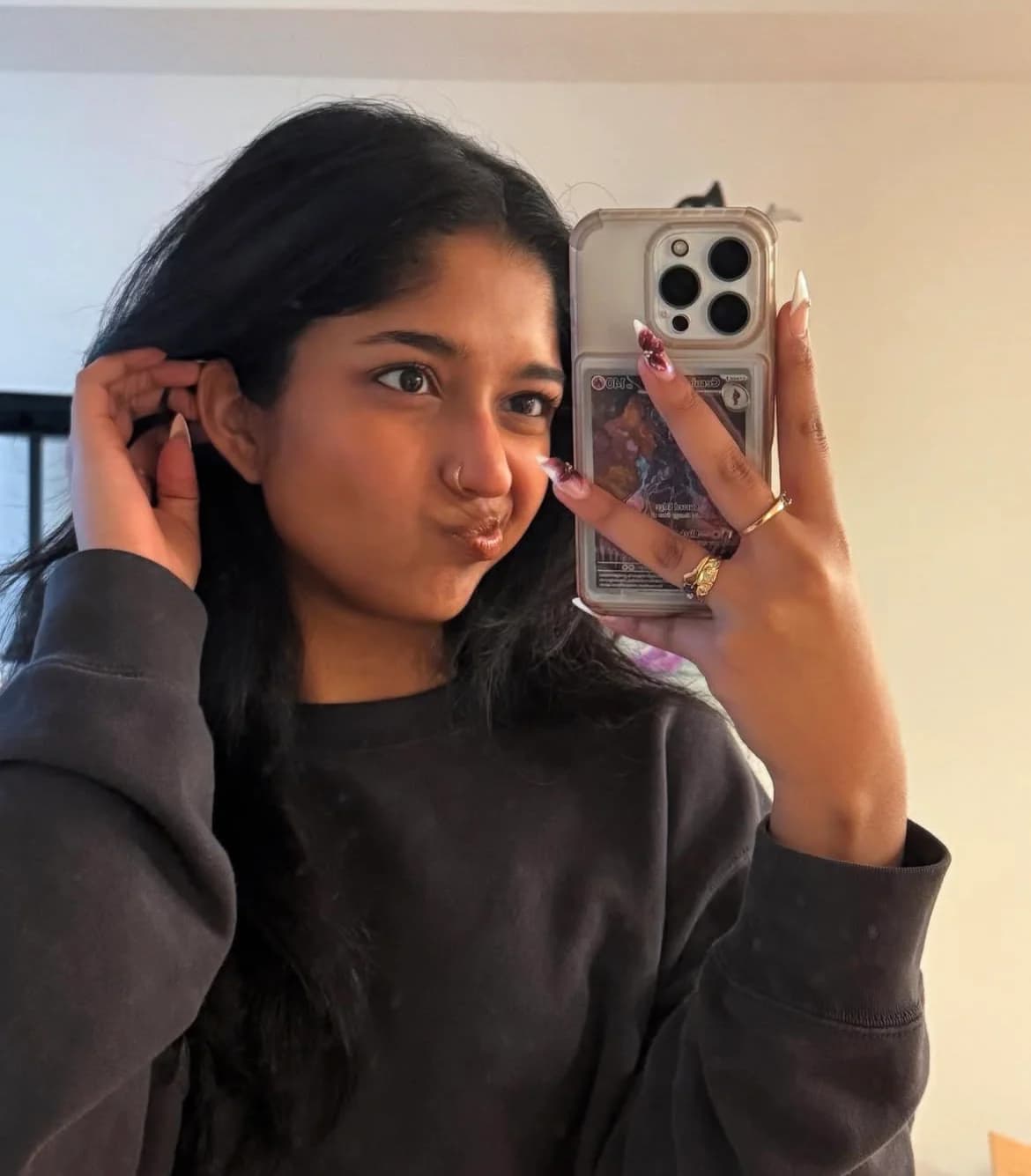 Selfie miroir avec coque et carte Pokémon Umbreon