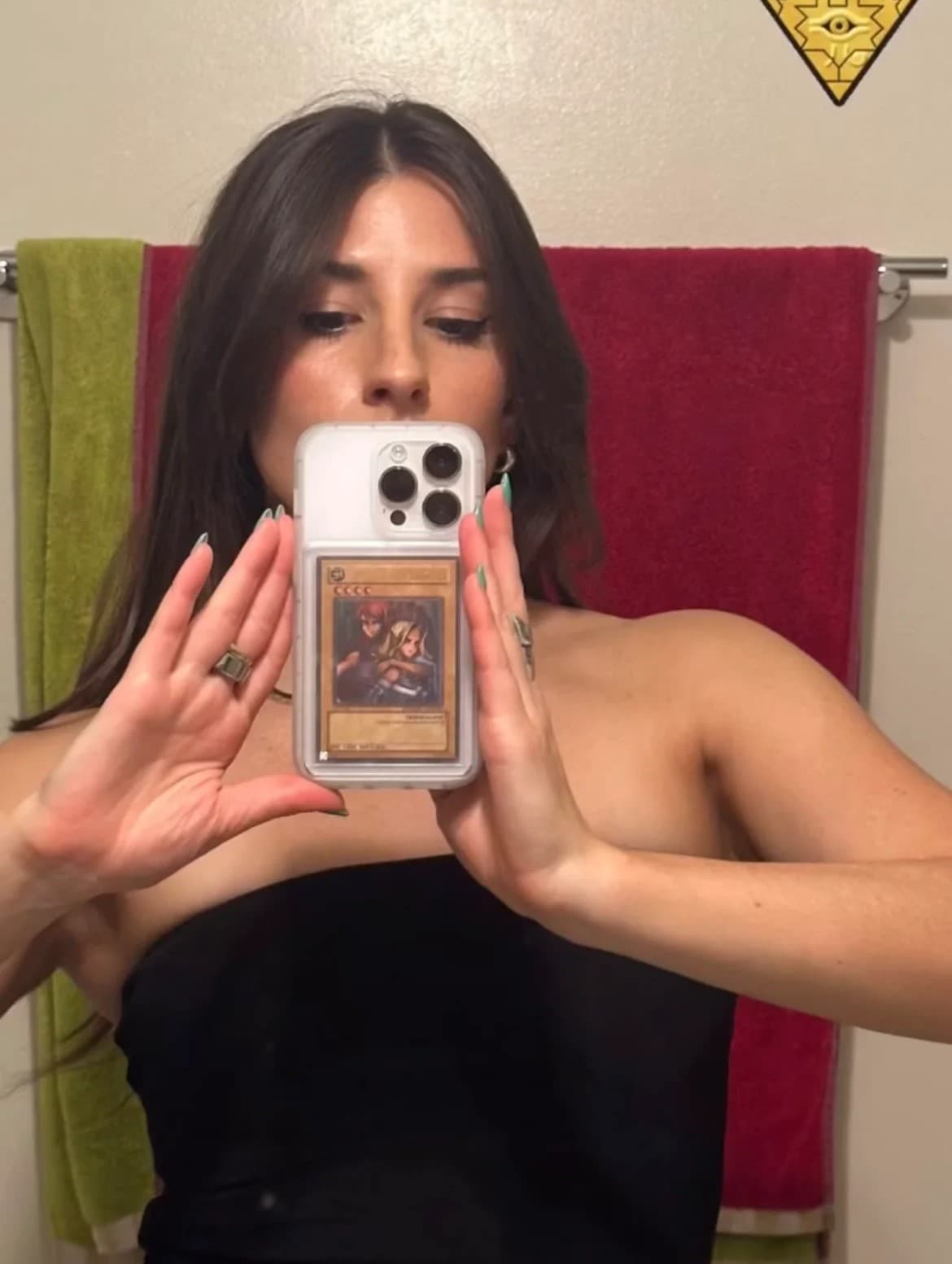 Selfie salle de bain avec coque et carte Yu-Gi-Oh!